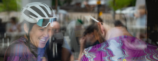 Chloe Hosking at a Cafe